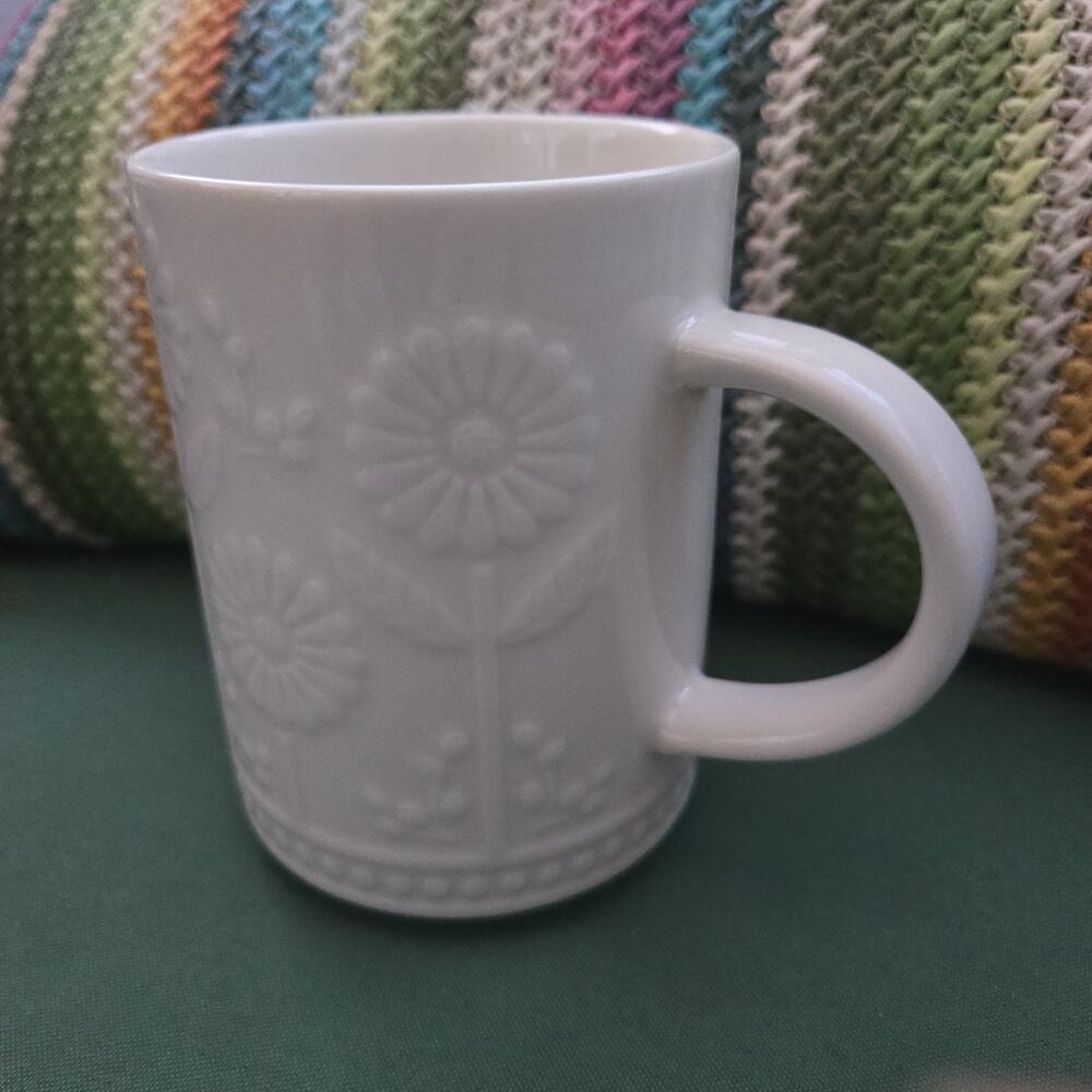 Starbucks Daisy/Sunflower Embossed Cream Colored Coffee Mug (12 Oz)